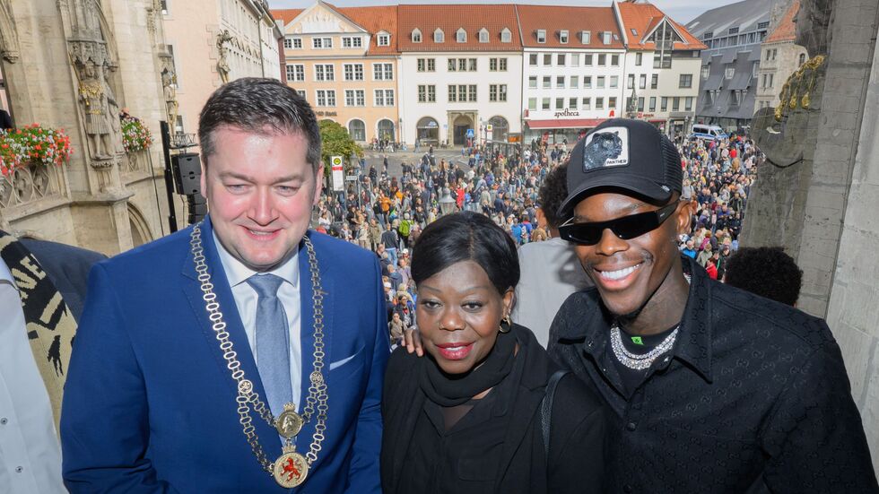 Braunschweigs Oberbürgermeister Thorsten Kornblum (l) will Dennis Schröder als Ehrenbürger vorschlagen. Braunschweigs Oberbürgermeister Thorsten Kornblum (l) will Dennis Schröder als Ehrenbürger vorschlagen.