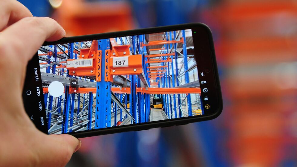 Vom Hochregal über Schreibtische, Zimmerpflanzen bis hin zur kompletten Produktionslinie für mehrere Millionen Euro: Das Inventar des insolventen Solarmodulherstellers Meyer Burger kommt unter den Hammer. Vom Hochregal über Schreibtische, Zimmerpflanzen bis hin zur kompletten Produktionslinie für mehrere Millionen Euro: Das Inventar des insolventen Solarmodulherstellers Meyer Burger kommt unter den Hammer.