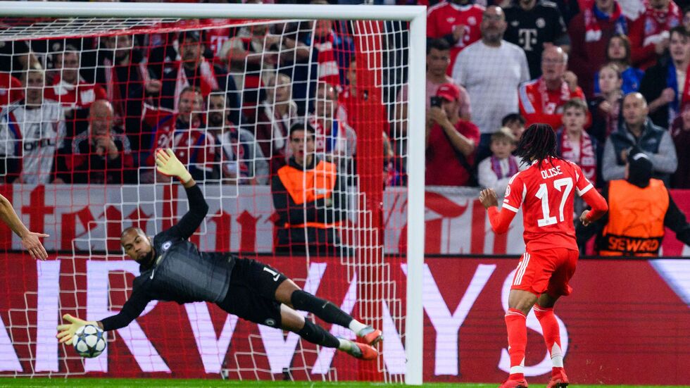 Michael Olise (r) scheitert an Torwart Robert Sanchez. Michael Olise (r) scheitert an Torwart Robert Sanchez.