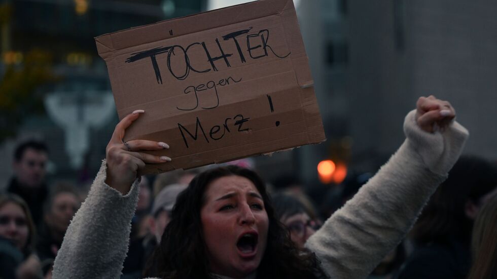 Tausende Menschen beim Protest vor der CDU-Zentrale.  Tausende Menschen beim Protest vor der CDU-Zentrale.