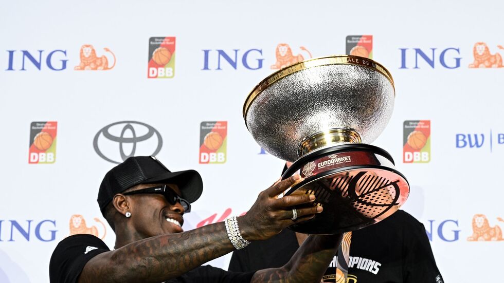 Dennis Schröder und die deutschen Basketballer wurden beim Empfang in Frankfurt für den EM-Titel gefeiert. Dennis Schröder und die deutschen Basketballer wurden beim Empfang in Frankfurt für den EM-Titel gefeiert.