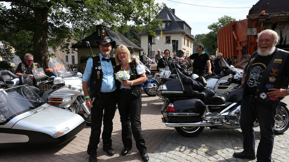 Susanne Kern und Andreas Balhar aus Hessen geben sich in Seiffen das Ja-Wort. (Foto: Jan Görner) Susanne Kern und Andreas Balhar aus Hessen geben sich in Seiffen das Ja-Wort. (Foto: Jan Görner)