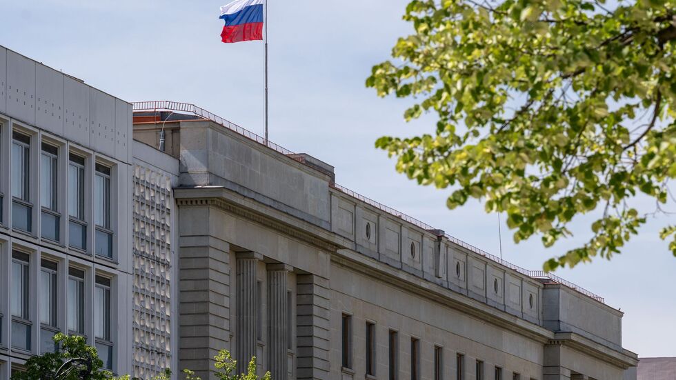 Das Personal der russischen Botschaft in Berlin wird künftig nicht mehr einfach so in andere EU-Staaten reisen dürfen. (Archivbild) Das Personal der russischen Botschaft in Berlin wird künftig nicht mehr einfach so in andere EU-Staaten reisen dürfen. (Archivbild)