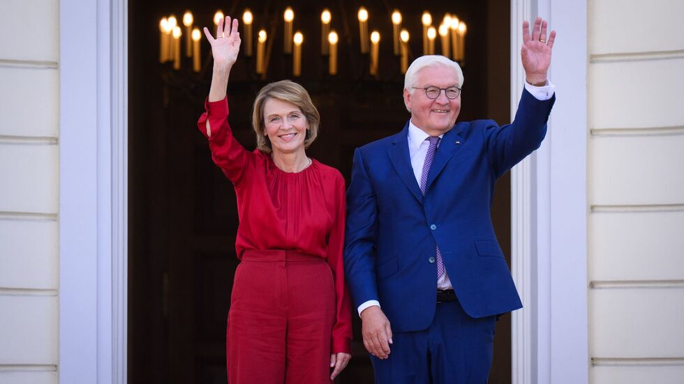 Am Samstag hat Bundespräsident Frank-Walter Steinmeier mit seiner Frau, Elke Büdenbender, viele Gäste beim Bürgerfest im Park von Schloss Bellevue empfangen. Am Sonntag ist Steinmeier beim Finale der Basketball-EM in Riga dabei. Am Samstag hat Bundespräsident Frank-Walter Steinmeier mit seiner Frau, Elke Büdenbender, viele Gäste beim Bürgerfest im Park von Schloss Bellevue empfangen. Am Sonntag ist Steinmeier beim Finale der Basketball-EM in Riga dabei.