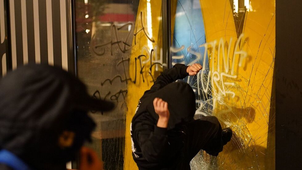 Auch eine Filiale einer US-Schnellimbisskette wurde in Barcelona bei den anti-israelischen Ausschreitungen angegriffen.  Auch eine Filiale einer US-Schnellimbisskette wurde in Barcelona bei den anti-israelischen Ausschreitungen angegriffen.
