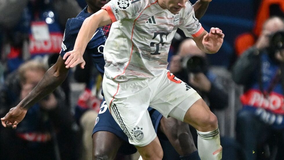 Joshua Kimmich in seinem 100. Champions-League-Spiel in Aktion gegen Nuno Mendes . Joshua Kimmich in seinem 100. Champions-League-Spiel in Aktion gegen Nuno Mendes .