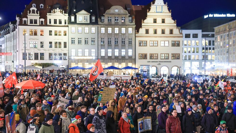 Teilnehmer einer Demonstration «Das Stadtbild bleibt bunt» stehen auf dem Marktplatz. 