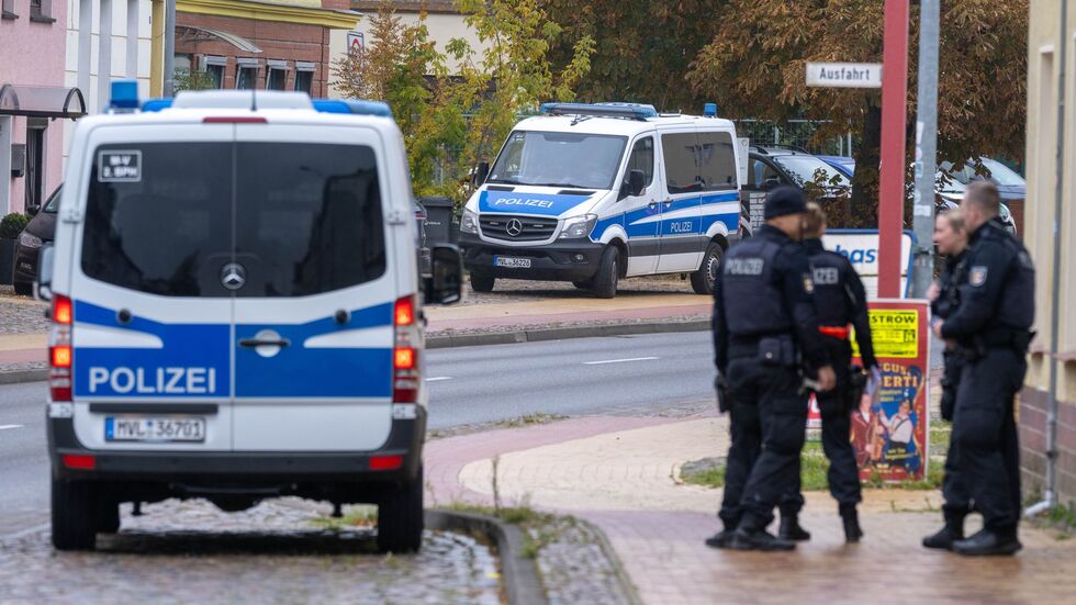 Die Beamten befragen Anwohner.  Die Beamten befragen Anwohner.
