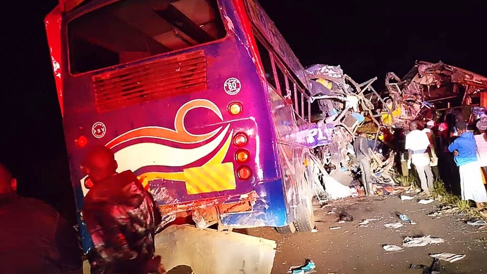 Zwei Reisebusse sind bei einem Überholmanöver frontal aufeinandergestoßen.  Zwei Reisebusse sind bei einem Überholmanöver frontal aufeinandergestoßen.