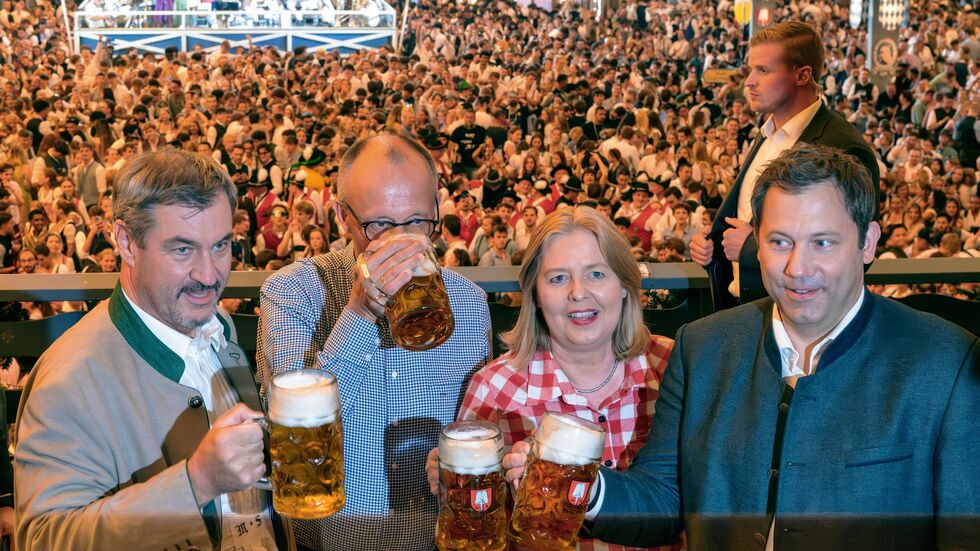 Auch wenn Markus Söder eigentlich nicht gerne Bier trinkt - fürs Foto auf dem Oktoberfest gehört auch für ihn der Maßkrug natürlich dazu. (Archivbild) Auch wenn Markus Söder eigentlich nicht gerne Bier trinkt - fürs Foto auf dem Oktoberfest gehört auch für ihn der Maßkrug natürlich dazu. (Archivbild)