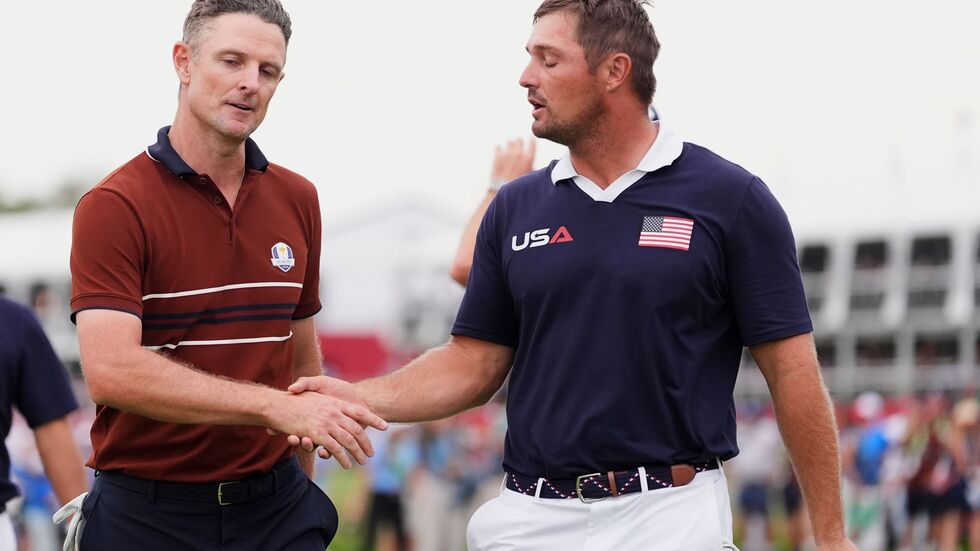 Zwischen Justin Rose (links) und Bryson DeChambeau wurde es vor dem abschließenden Handschlag emotional. Zwischen Justin Rose (links) und Bryson DeChambeau wurde es vor dem abschließenden Handschlag emotional.