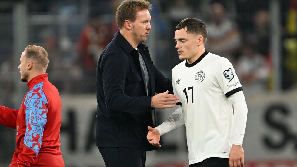 Bundestrainer Nagelsmann (l.) bedankt sich bei Wirtz für seinen Einsatz.  Bundestrainer Nagelsmann (l.) bedankt sich bei Wirtz für seinen Einsatz.