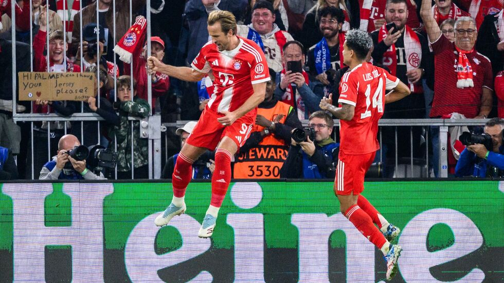 Harry Kane hebt nach seinem 3:1 ab zum Torjubel, rechts freut sich Luis Díaz.  Harry Kane hebt nach seinem 3:1 ab zum Torjubel, rechts freut sich Luis Díaz.