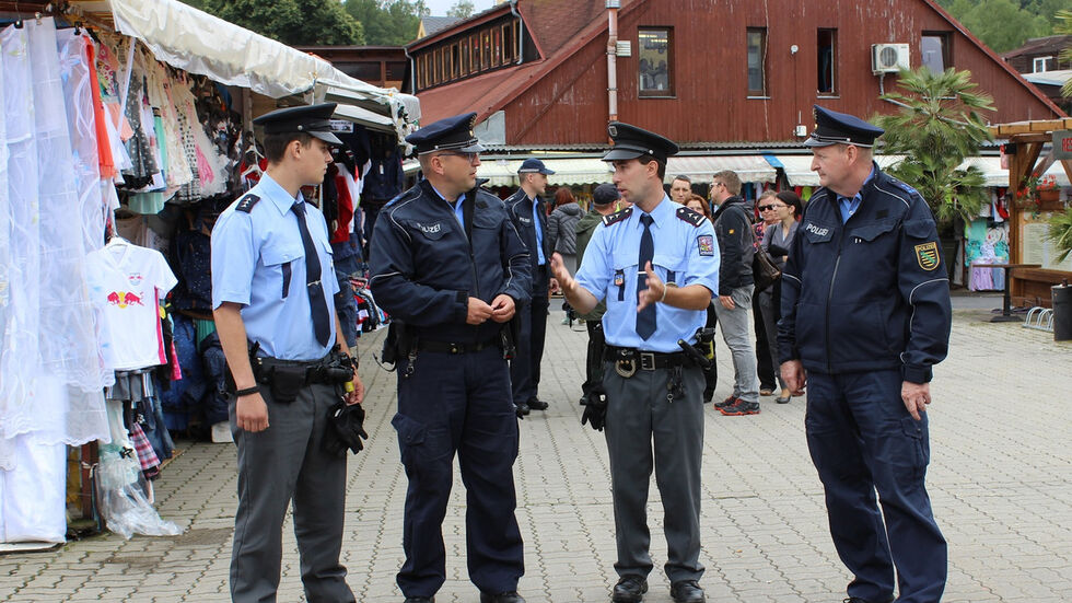 Auf dem Asiamarkt ging es gemeinsam auf Streife. (Foto: Sindy Einhorn) Auf dem Asiamarkt ging es gemeinsam auf Streife. (Foto: Sindy Einhorn)