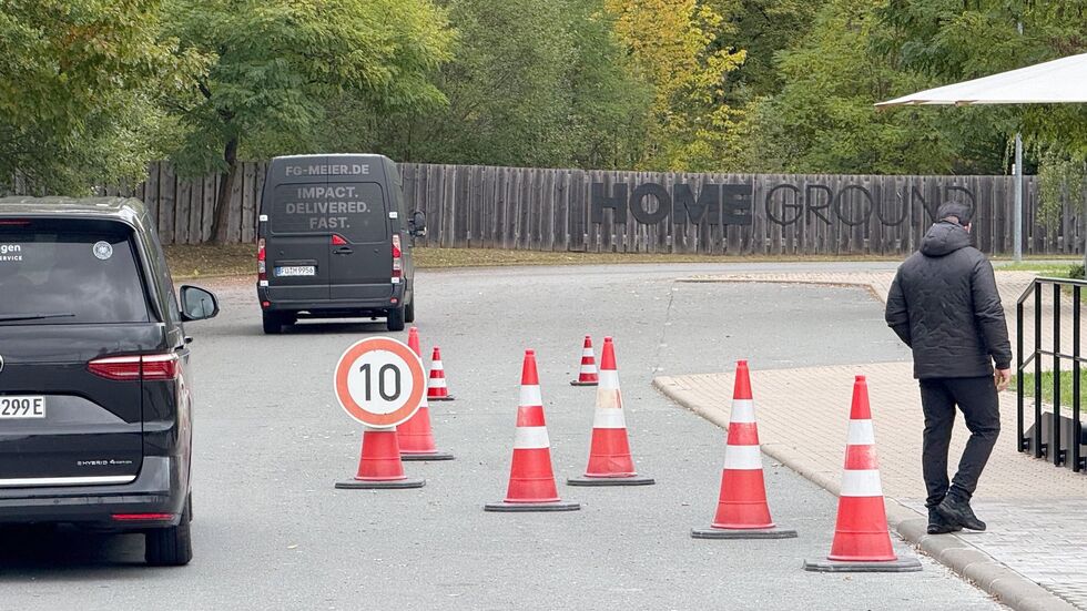 Treffpunkt Franken: Der erkrankte Nick Woltemade saß in keinem der Kleinbusse, die in Herzogenaurach vorfuhren.  Treffpunkt Franken: Der erkrankte Nick Woltemade saß in keinem der Kleinbusse, die in Herzogenaurach vorfuhren.