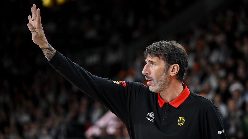 Alex Mumbru dirigiert wieder das Nationalteam.