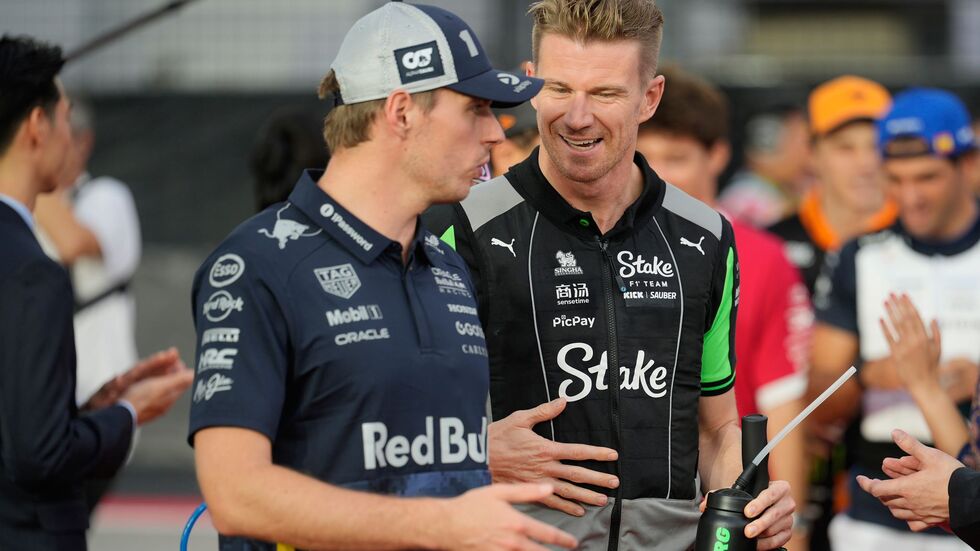 Schimpft über die neue Hitze-Regel der Formel 1: Max Verstappen (l).  Schimpft über die neue Hitze-Regel der Formel 1: Max Verstappen (l).