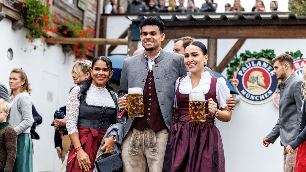 Bayerns Königstransfer Luis Díaz posierte nach seinem Gala-Auftritt in Frankfurt mit seiner Frau Geraldine Ponce (r) auf dem Oktoberfest. Bayerns Königstransfer Luis Díaz posierte nach seinem Gala-Auftritt in Frankfurt mit seiner Frau Geraldine Ponce (r) auf dem Oktoberfest.