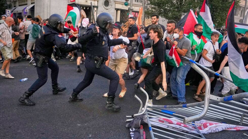 Es kam zu Zusammenstößen zwischen Polizei und Demonstranten. Es kam zu Zusammenstößen zwischen Polizei und Demonstranten.