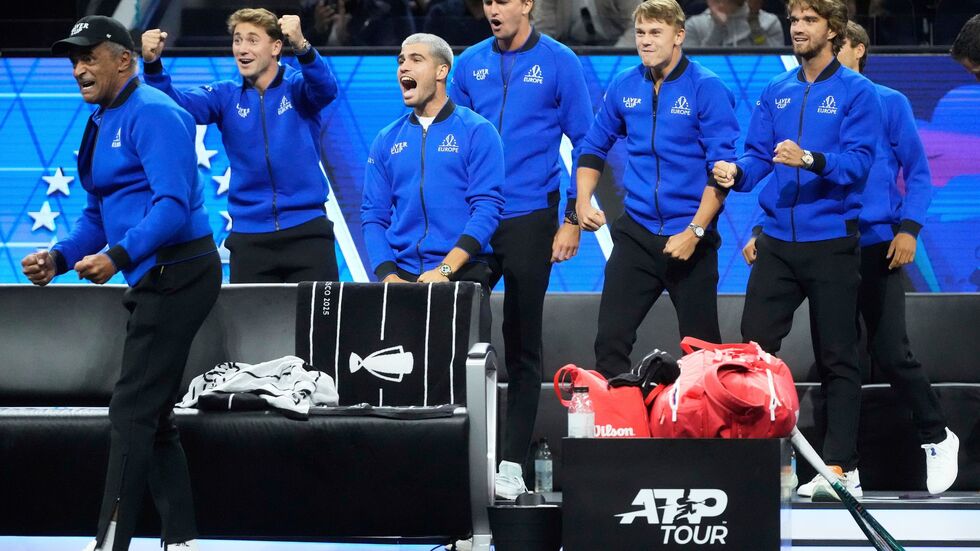 Team Europa mit dem Deutschen Alexander Zverev (4. v. l.) liegt beim Laver Cup gegen Team Welt in Führung. Team Europa mit dem Deutschen Alexander Zverev (4. v. l.) liegt beim Laver Cup gegen Team Welt in Führung.