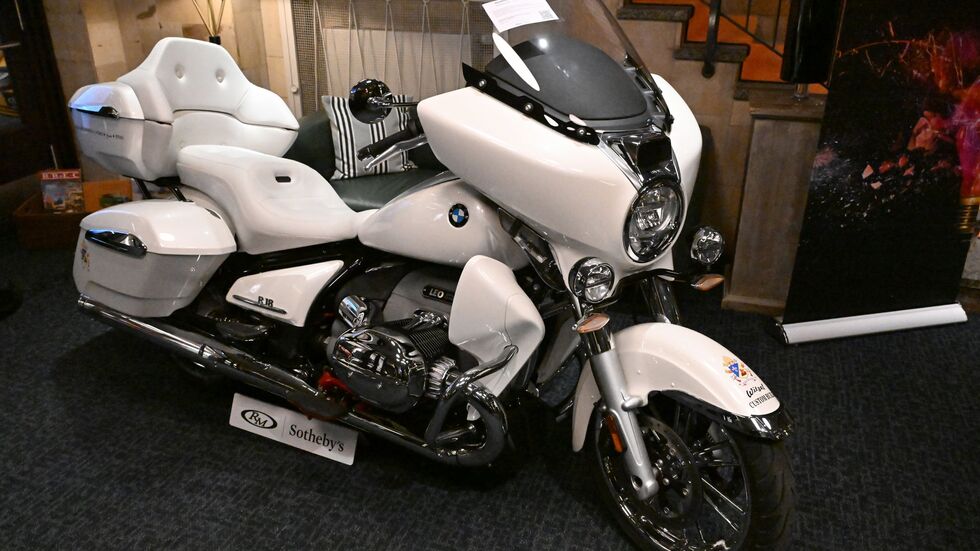 Papst Leo XIV. hatte das Motorrad im September in Rom in Empfang genommen. (Archivbild) Papst Leo XIV. hatte das Motorrad im September in Rom in Empfang genommen. (Archivbild)