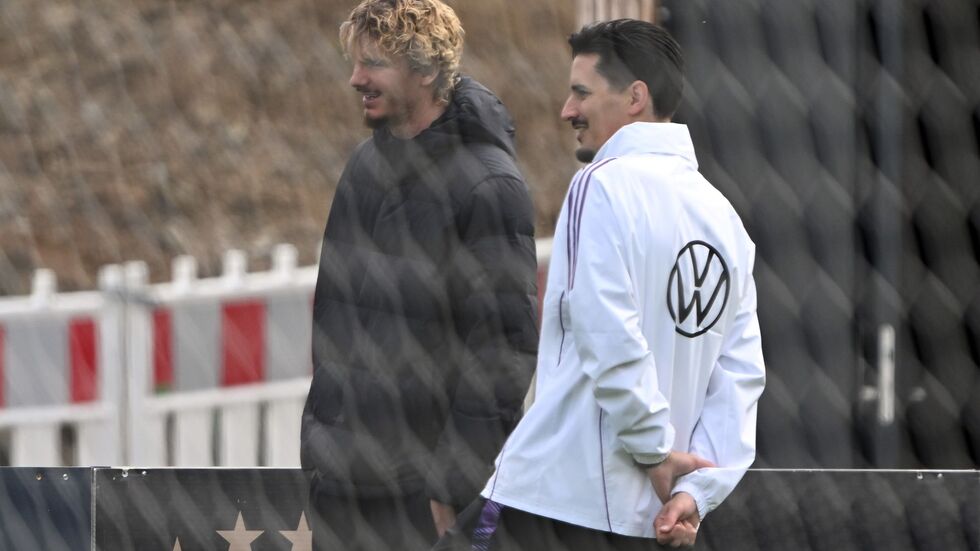 Nur Zuschauer beim Training: Nick Woltemade mit Co-Trainer Benjamin Hübner (r).  Nur Zuschauer beim Training: Nick Woltemade mit Co-Trainer Benjamin Hübner (r).