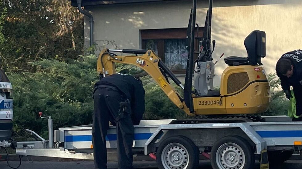 Auch ein kleiner Bagger kam bei der Suche nach Hinweisen zum Einsatz. Auch ein kleiner Bagger kam bei der Suche nach Hinweisen zum Einsatz.