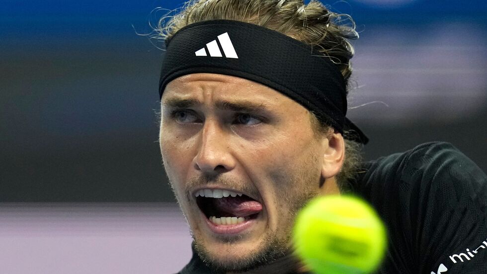 Alexander Zverev gewinnt souverän gegen den Italiener Lorenzo Sonego. Alexander Zverev gewinnt souverän gegen den Italiener Lorenzo Sonego.