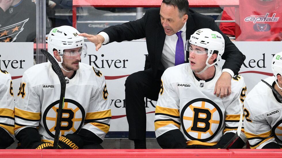 Marco Sturm (M) feierte mit Boston seinen ersten Sieg als NHL-Cheftrainer. Marco Sturm (M) feierte mit Boston seinen ersten Sieg als NHL-Cheftrainer.