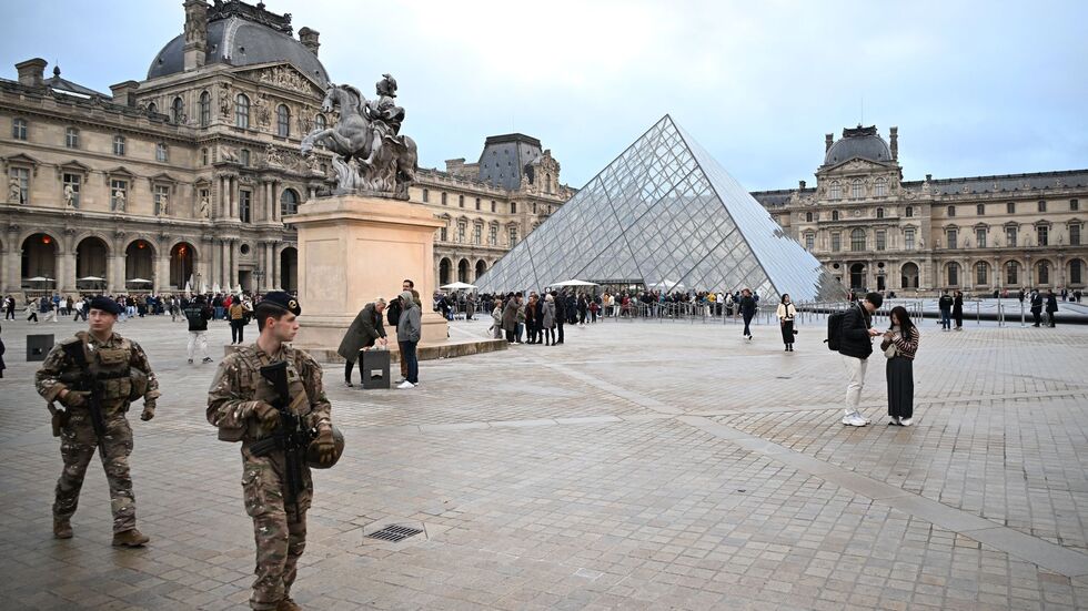 Nach dem Kunstraub im Louvre in Paris dauert die Fahndung nach den Tätern und ihrer Beute an. (Archivbild) Nach dem Kunstraub im Louvre in Paris dauert die Fahndung nach den Tätern und ihrer Beute an. (Archivbild)