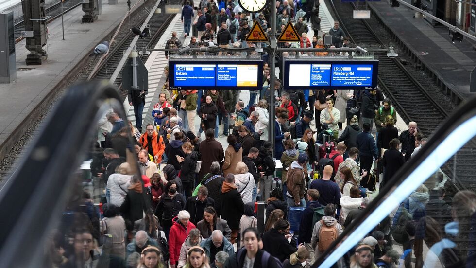 Jeden Tag fahren hunderte Züge am Hamburger Hauptbahnhof. Jeden Tag fahren hunderte Züge am Hamburger Hauptbahnhof.
