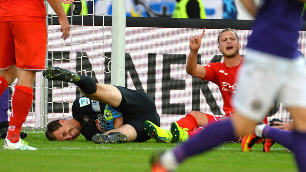 Martin Männel renkte sich in der 38. Minute bei einem Zweikampf den linken Ellbogen aus, musste ins Kranken­haus. (Foto: imago/eibner) Martin Männel renkte sich in der 38. Minute bei einem Zweikampf den linken Ellbogen aus, musste ins Krankenhaus. (Foto: imago/eibner)