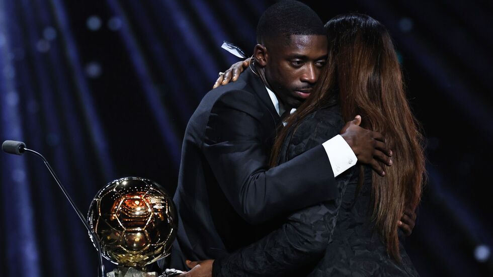 Mutter und Sohn: Ousmane Dembélé denkt nach dem Gewinn des Ballon d'Or an seine Familie. Mutter und Sohn: Ousmane Dembélé denkt nach dem Gewinn des Ballon d'Or an seine Familie.