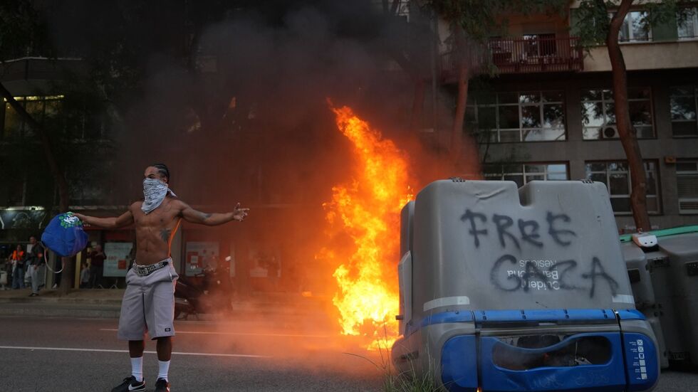 In Barcelona ist eine Demonstration gegen Israels Militäreinsatz im Gazastreifen in Gewalt umgeschlagen. In Barcelona ist eine Demonstration gegen Israels Militäreinsatz im Gazastreifen in Gewalt umgeschlagen.