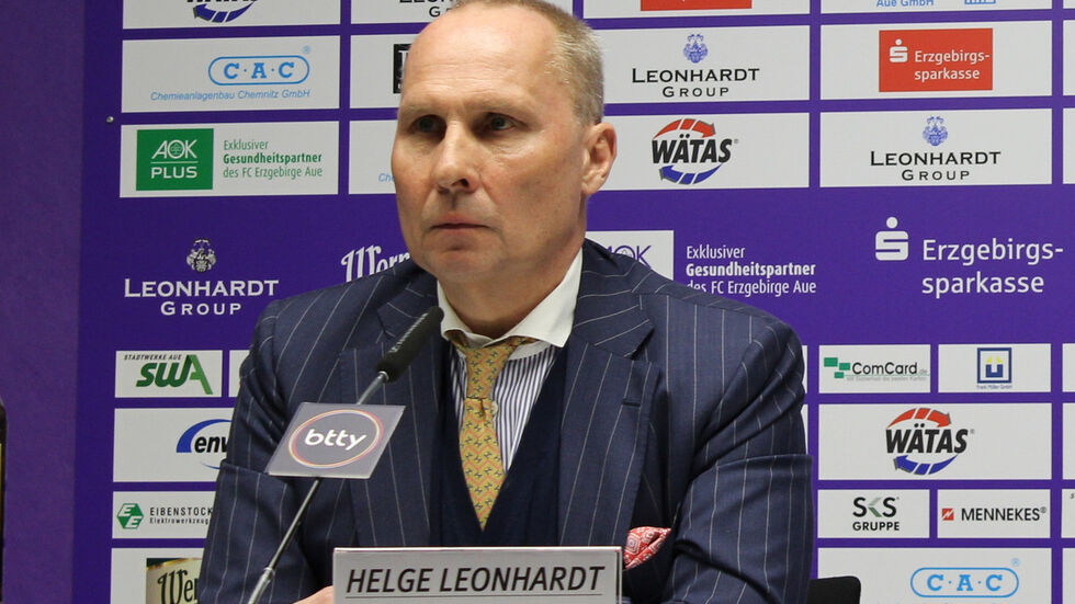 Helge Leonhardt bei einer Presse­kon­fe­renz. (Foto: Sindy Einhorn)