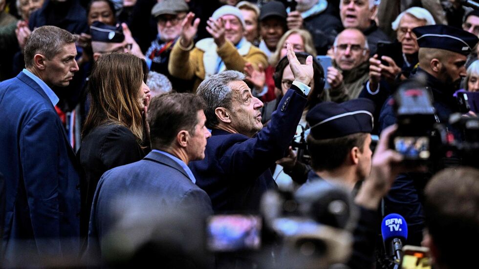 Unterstützer, Freunde und Nachbarn warteten auf Sarkozy, als dieser zum Gefängnis aufbrach. Unterstützer, Freunde und Nachbarn warteten auf Sarkozy, als dieser zum Gefängnis aufbrach.