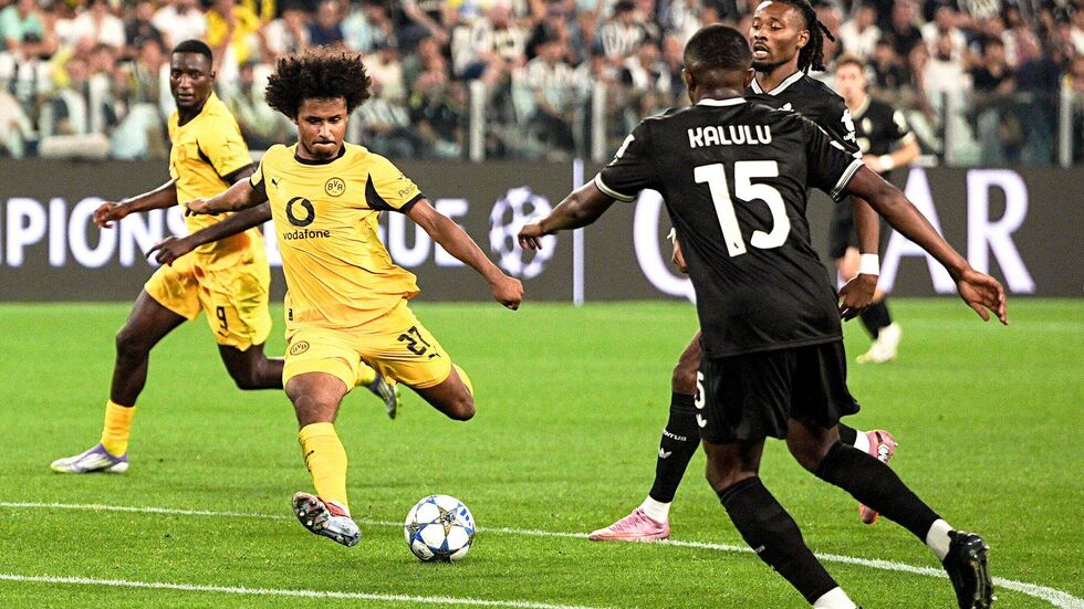Adeyemi traf mit einem feinen Schuss zur Führung für den BVB. Adeyemi traf mit einem feinen Schuss zur Führung für den BVB.