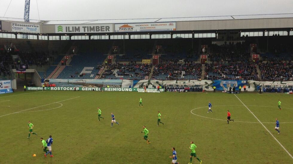 Aue feiert in Rostock einen 2:0-Auswärts­sieg. (Foto: Redak­tion) Aue feiert in Rostock einen 2:0-Auswärtssieg. (Foto: Redaktion)