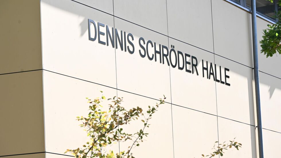 Nach dem deutschen Basketball-Kapitän Dennis Schröder ist nun eine Halle in Braunschweig benannt. Nach dem deutschen Basketball-Kapitän Dennis Schröder ist nun eine Halle in Braunschweig benannt.