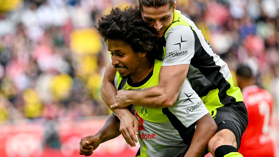 Der BVB legt nach und ist nun wieder nur zwei Punkte hinter Bayern. Der BVB legt nach und ist nun wieder nur zwei Punkte hinter Bayern.