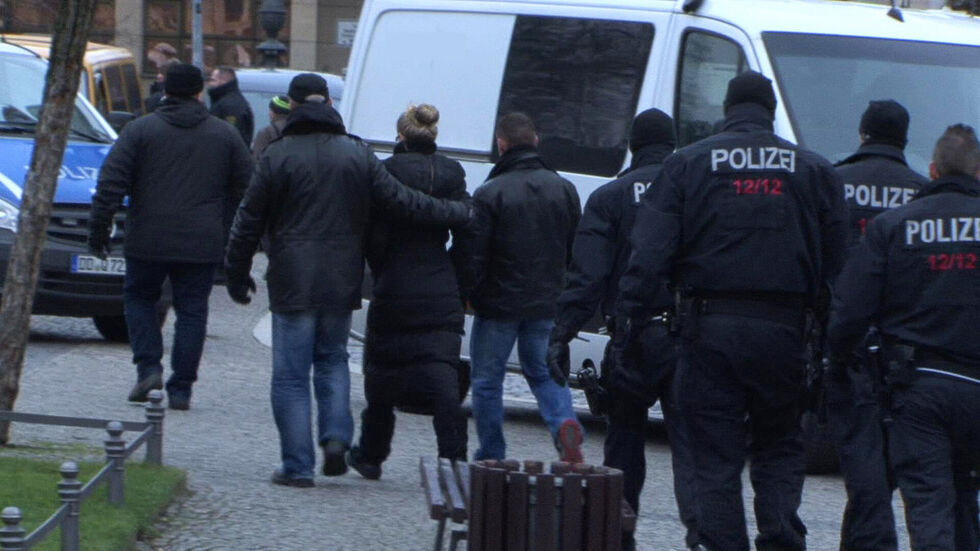 Kathrin Oertel wurde nach ihrerm letzten Pegida-Auftritt unter Polizei­schutz vom Theater­platz gebracht.