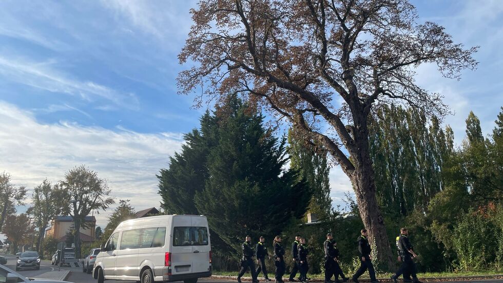Einsatzkräfte der Polizei sind in dem Ortsteil Lindenberg unterwegs. Einsatzkräfte der Polizei sind in dem Ortsteil Lindenberg unterwegs.