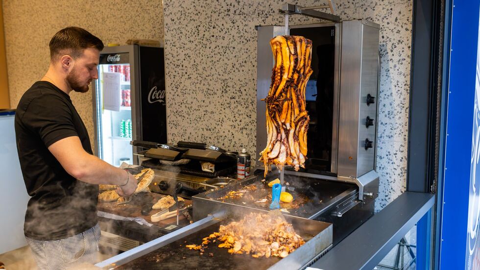 300 bis 400 Döner gehen pro Tag über den Tresen. 300 bis 400 Döner gehen pro Tag über den Tresen.