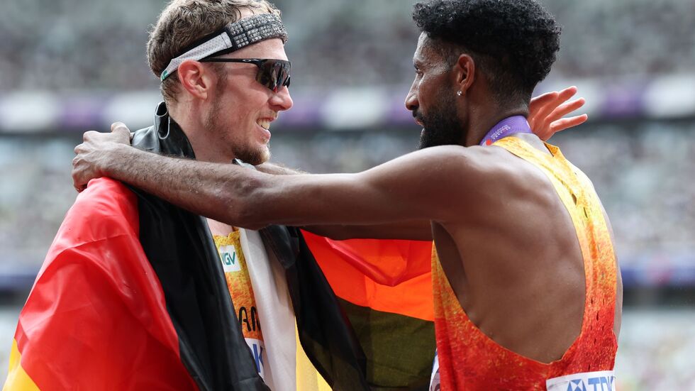 Richard Ringer (l) freute sich mit seinem Teamkollegen Amanal Petros. Richard Ringer (l) freute sich mit seinem Teamkollegen Amanal Petros.