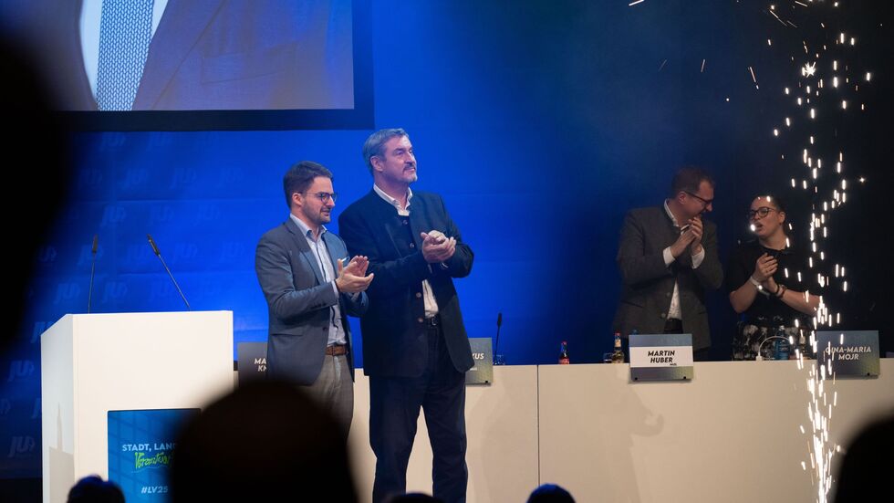 Stehende Ovationen für Markus Söder bei der Ju - in der Aussprache musste sich der CSU-Chef aber vom Parteinachwuchs auch einige kritische Kommentare anhören. (Archivbild) Stehende Ovationen für Markus Söder bei der Ju - in der Aussprache musste sich der CSU-Chef aber vom Parteinachwuchs auch einige kritische Kommentare anhören. (Archivbild)