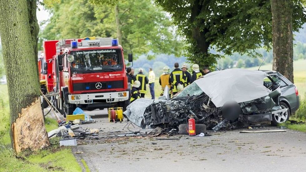 Ungebremst krachte der Wagen am Mittwoch gegen den Baum - der Fahrer starb noch an der Unfall­stelle. (c) Medien­ser­vice Erzge­birge