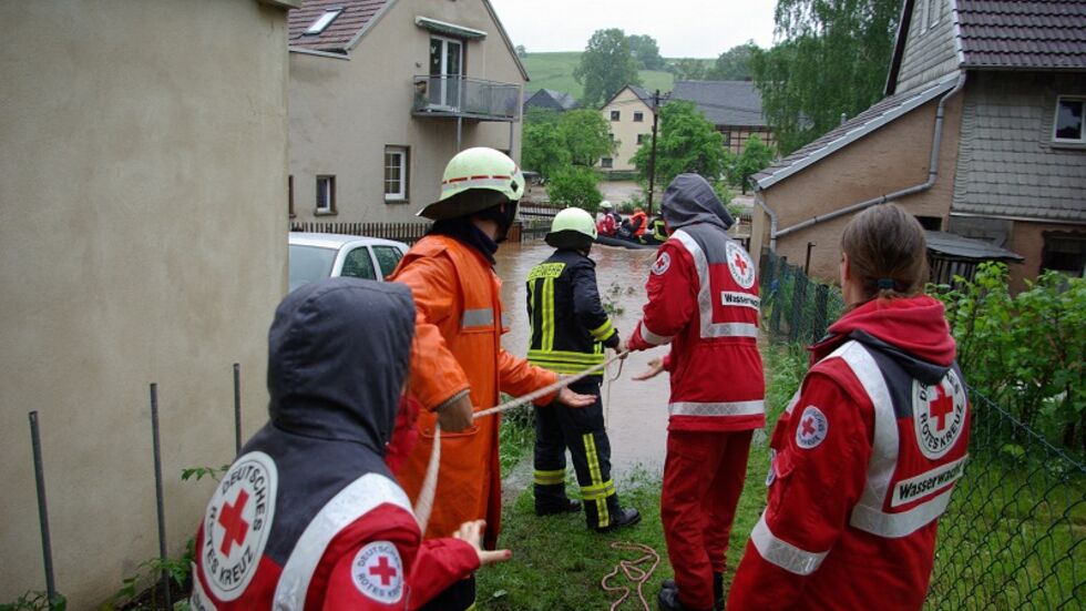 In Werdau kämpfte die Feuer­wehr gegen die Wasser­massen. In Werdau kämpfte die Feuerwehr gegen die Wassermassen.