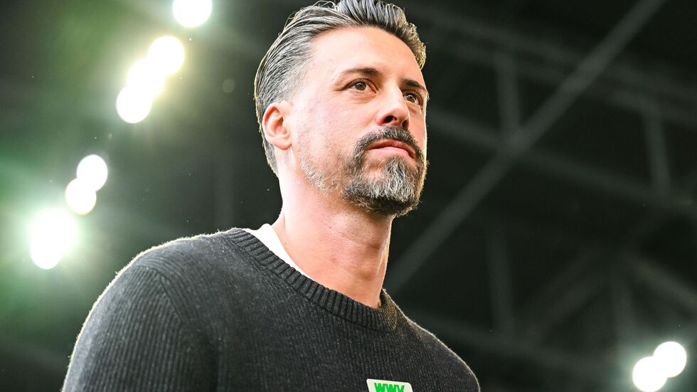 Augsburgs Coach Sandro Wagner stand schon vor dem Duell gegen Wolfsburg unter Druck. Augsburgs Coach Sandro Wagner stand schon vor dem Duell gegen Wolfsburg unter Druck.