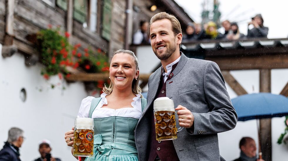Harry Kane präsentierte sich mit seiner Frau Katie Goodland in bester Wiesn-Stimmung. Harry Kane präsentierte sich mit seiner Frau Katie Goodland in bester Wiesn-Stimmung.