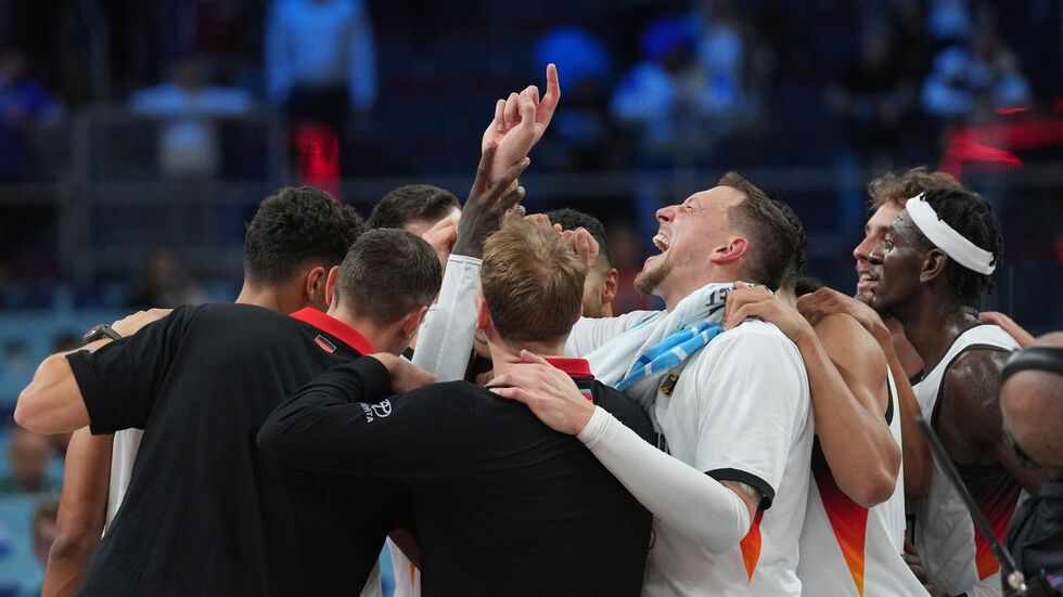 Gemeinsamer Jubel der Basketballer nach dem Finaleinzug. Gemeinsamer Jubel der Basketballer nach dem Finaleinzug.